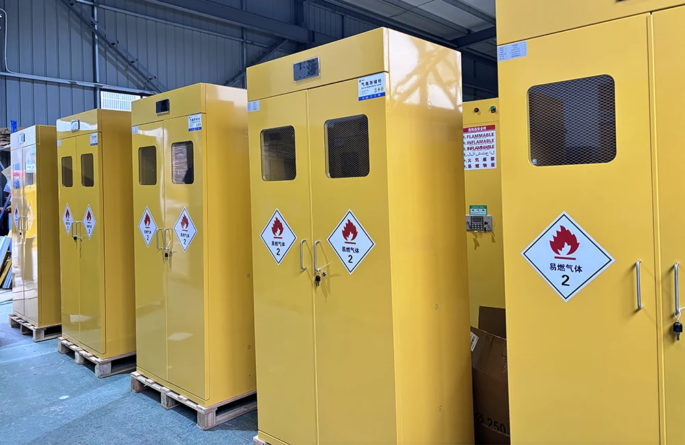 چرا مواد شیمیایی به کابینت های ایمنی حرفه ای نیاز دارند؟